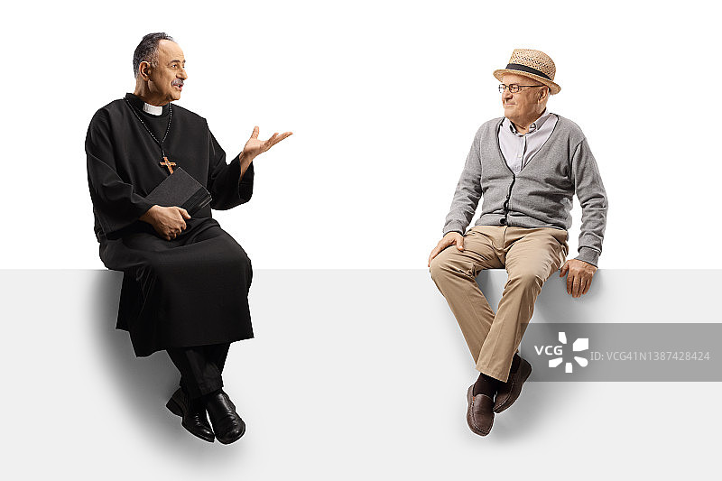 神父和一位长者坐在一个座谈小组里交谈图片素材