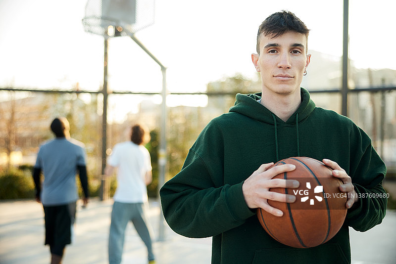篮球场上的街球运动员的肖像。图片素材