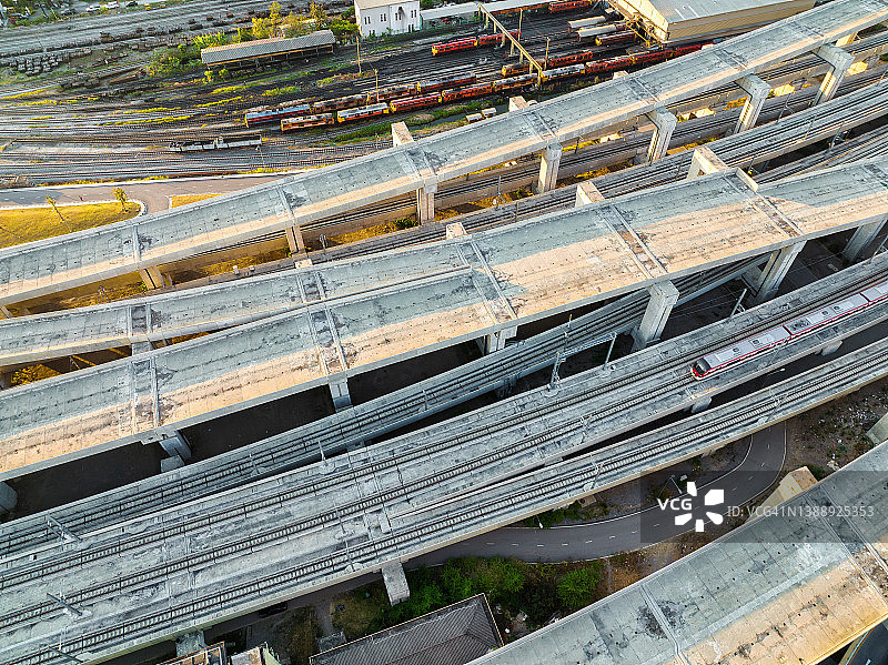 无人机拍摄的泰国曼谷bangsue中央车站的火车轨道、电缆和站台，这是正在建设中的新的铁路枢纽交通大楼图片素材