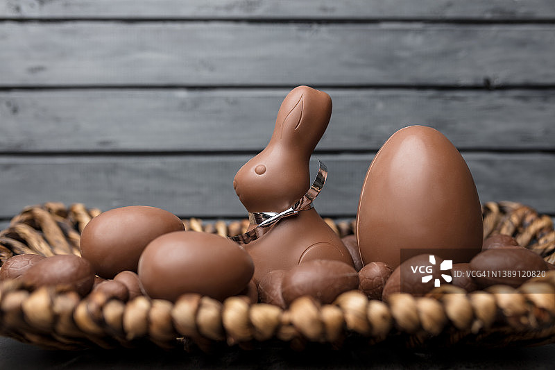 美味的复活节巧克力兔子，鸡蛋和糖果图片素材