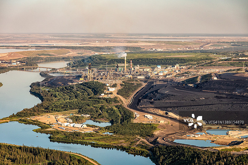 加拿大大型石化炼油厂的鸟瞰图图片素材