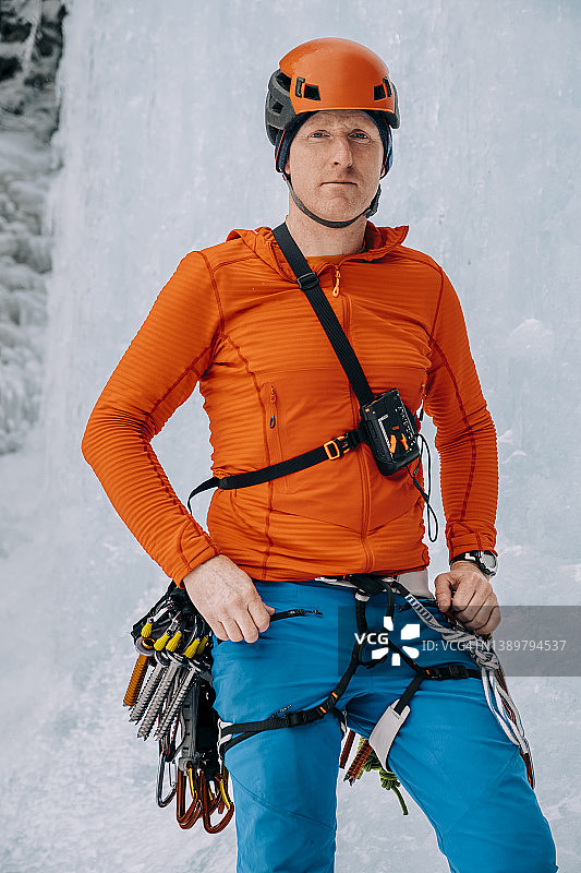 在加拿大落基山脉，一名戴着雪崩收发信标的冰上登山者图片素材
