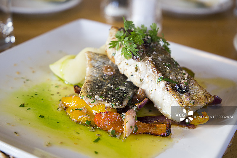 法式食物黄油和蔬菜烤鱼图片素材