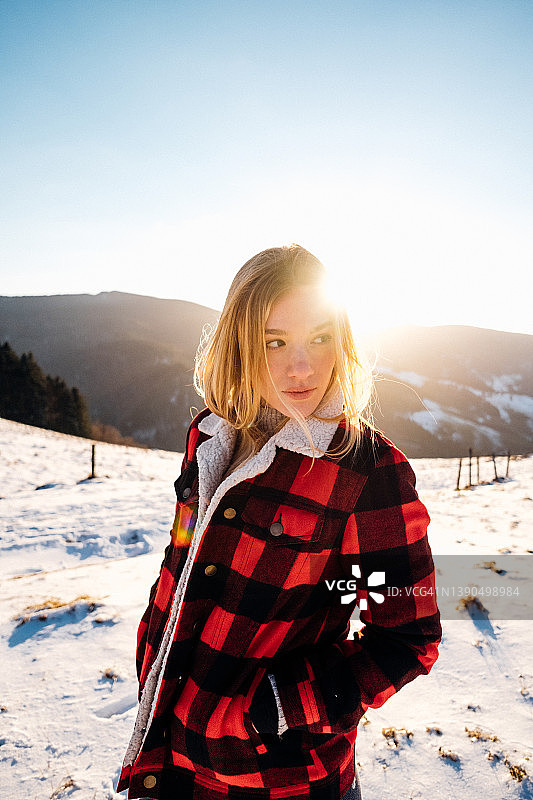 日出时雪山上的年轻女子图片素材