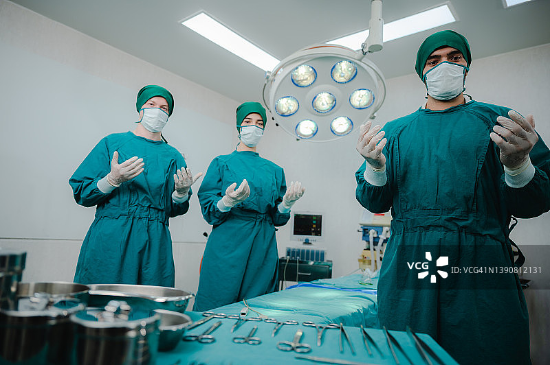 外科医疗器械供医院手术室使用，外科医疗器械工具由专业医生使用图片素材