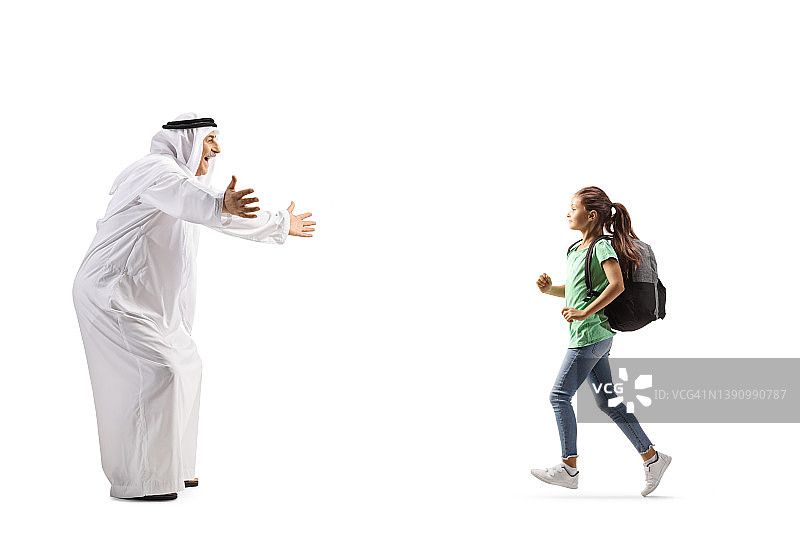 一名女学生跑向穿着民族服装的男子图片素材