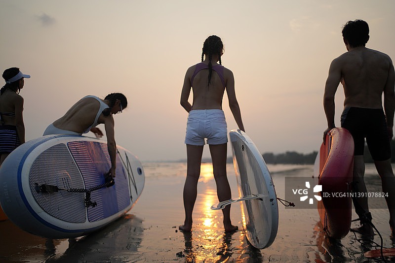 一群朋友正在海边享受夏日旅行。图片素材