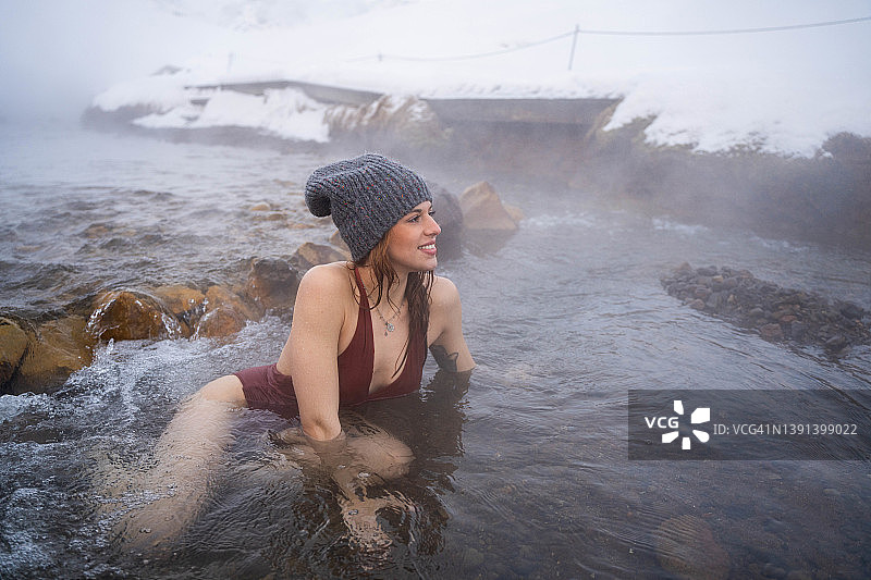 在冰岛泡温泉的年轻女子。图片素材