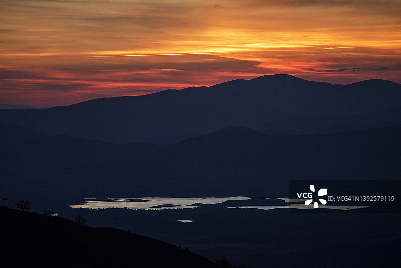 西班牙山上美丽的日出。图片素材
