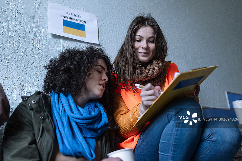 志愿者在火车站向乌克兰难民妇女提供信息。图片素材