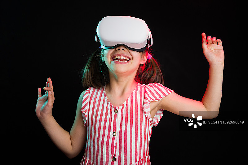 女孩玩VR头盔的乐趣图片素材
