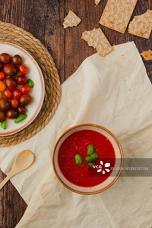准备即食番茄汤，配以亚麻餐巾和硬皮全麦面包图片素材