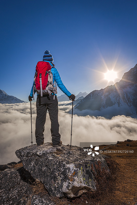 攀登喜马拉雅山的女子，珠穆朗玛峰国家公园图片素材