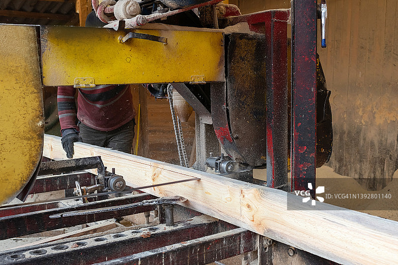 在锯木厂设备上进行木材加工的过程图片素材
