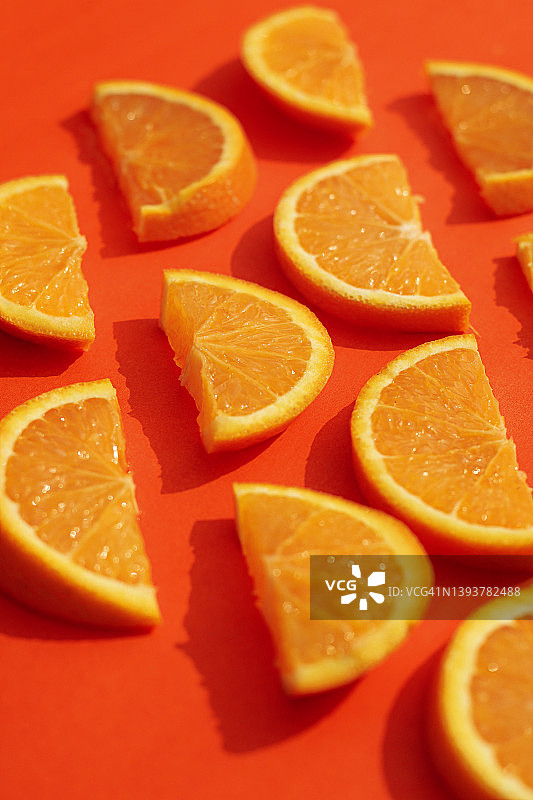 橙色背景下橙色切片的特写。图片素材