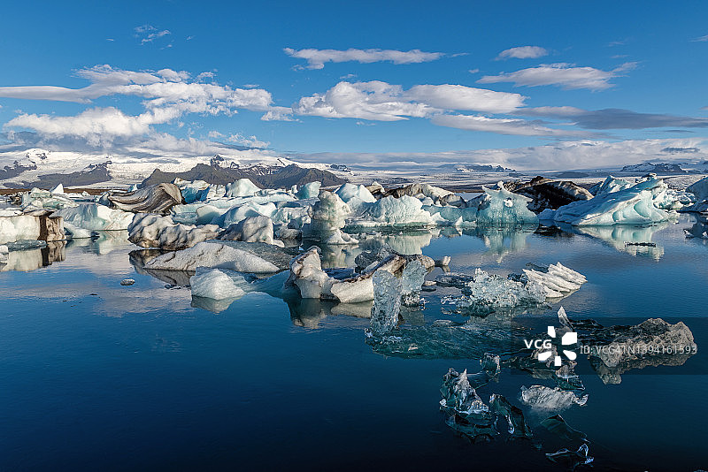 冰岛冰川的日落景象——蓝色的冰山漂浮在冰岛Jokulsarlon泻湖的景观中图片素材