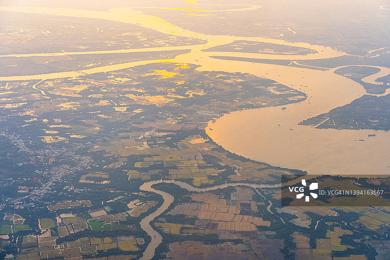 从飞机上俯瞰胡志明市(西贡)和西贡河图片素材