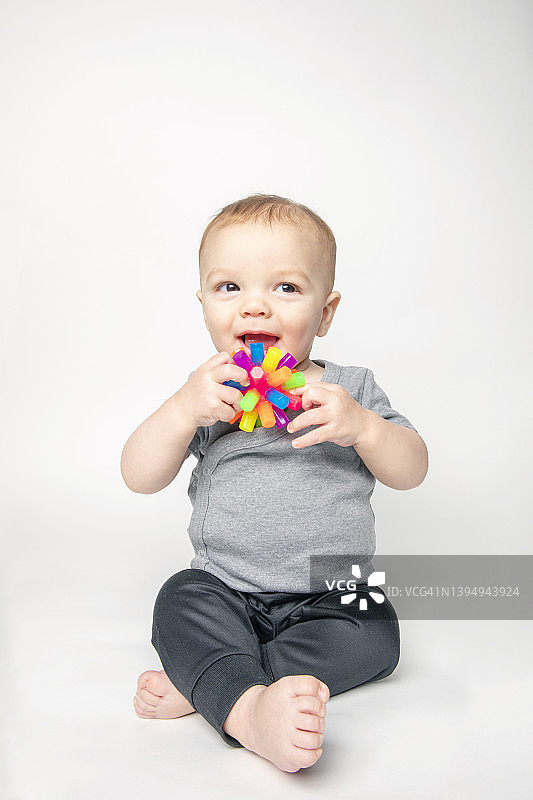 快乐的8个月大的小男孩和玩具图片素材