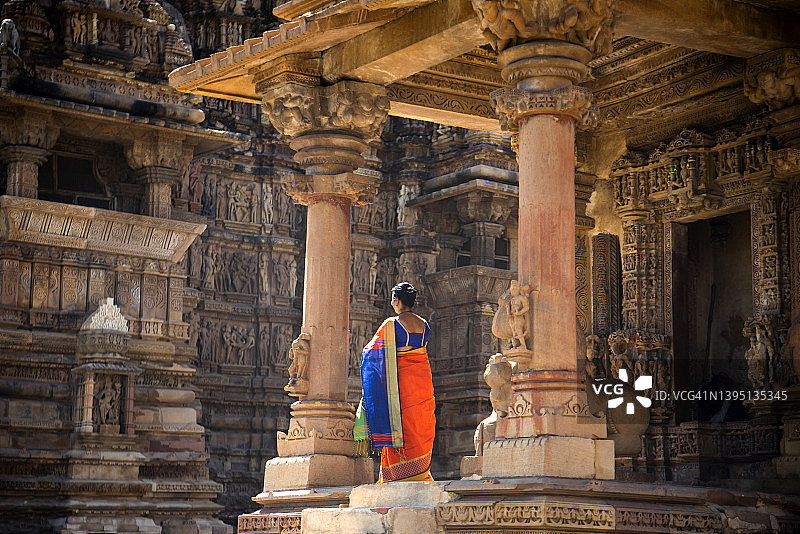 在印度卡久拉霍寺，印度妇女穿着五颜六色的纱丽服。图片素材