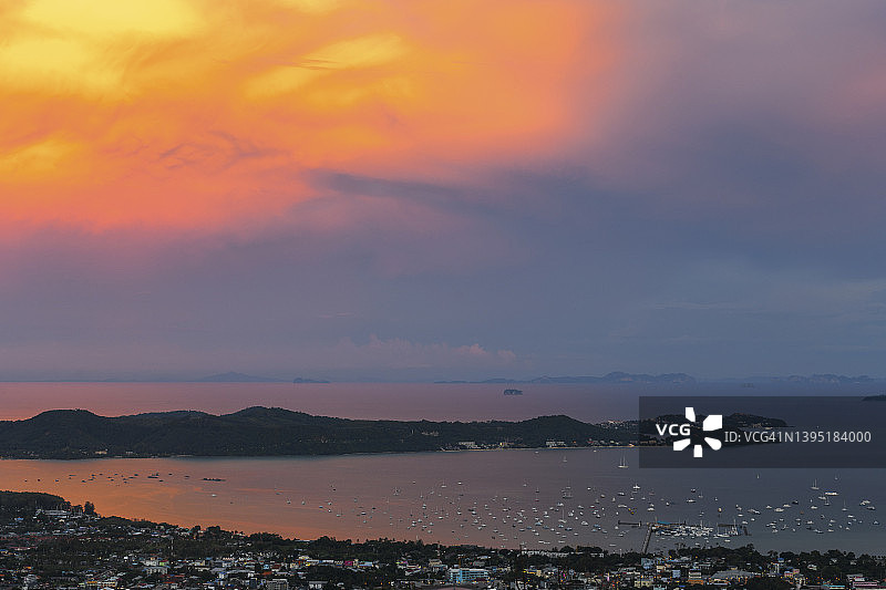 日落云和天空在普吉岛，泰国的城市景观和天际线从山上的看法图片素材
