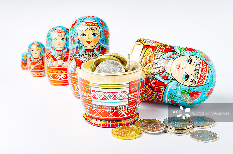 俄罗斯传统玩具俄罗斯套娃和钱。白色背景。本空间图片素材