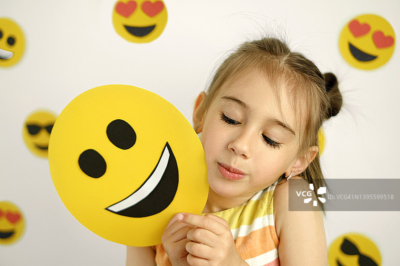人们好奇地看着开心的表情。一种多样的情绪状态。世界emoji日图片素材