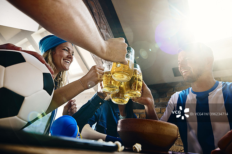 下面是球迷们在酒吧里与啤酒干杯的画面。图片素材