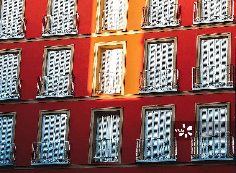 橙色立面与关闭的窗户在日落时刻图片素材