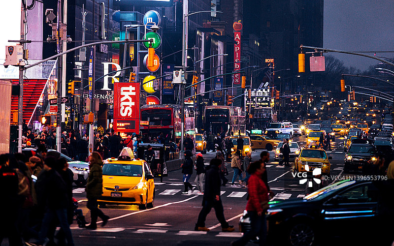 纽约时代广场的夜间交通图片素材