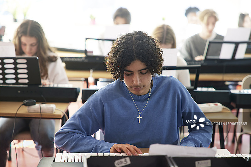青少年参加键盘课图片素材