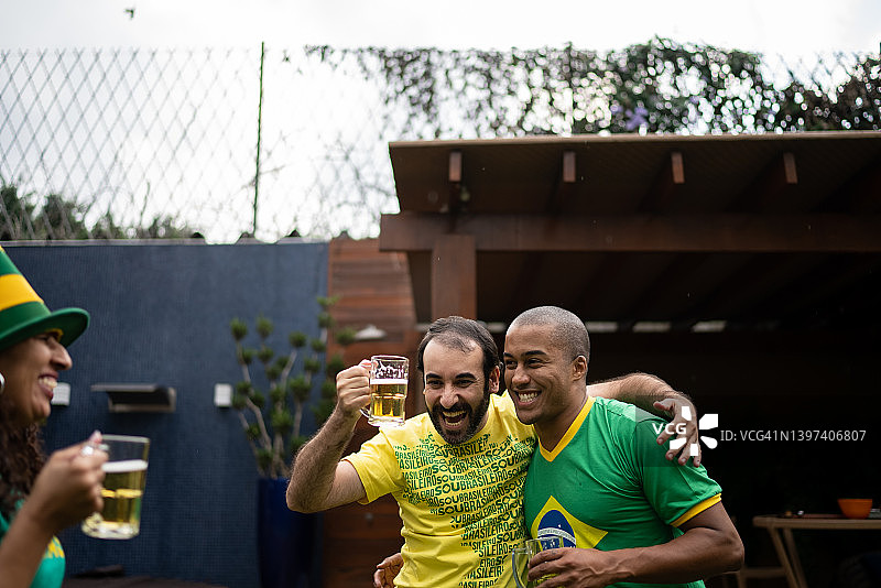 朋友们庆祝巴西足球队获胜图片素材
