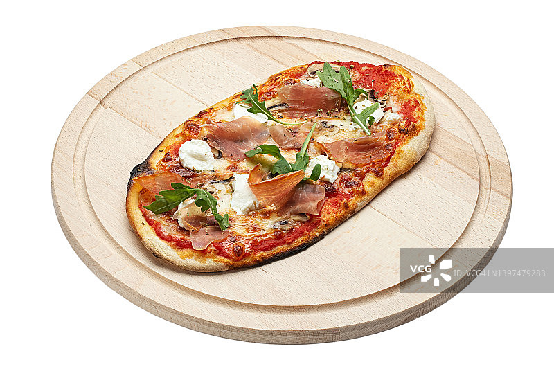 美味的披萨装在白色背景的木盘子里。文件包含剪辑路径。概念广告传单和海报的餐厅或披萨店，模板与美味的意大利辣香肠的味道。图片素材