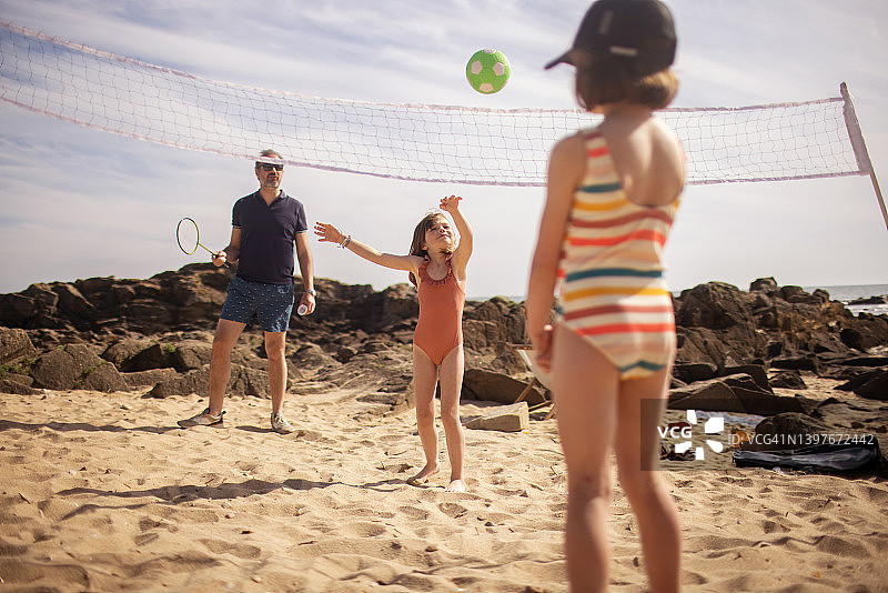 一家人在海滩上玩球类游戏图片素材