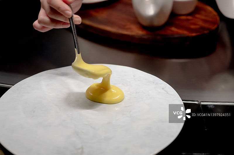 厨师正在准备荷兰酱鸡蛋图片素材