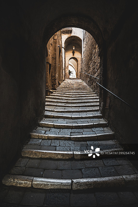 意大利，一个古老的草皮村庄，有楼梯的上坡小巷图片素材