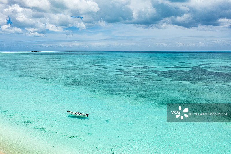 小船停泊在加勒比海碧绿的海水中图片素材