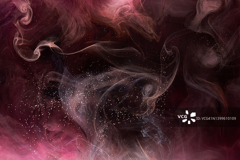 粉红色的烟在黑色墨水的背景上，彩色的雾，抽象的漩涡触摸海洋海洋，丙烯酸油漆颜料水下图片素材