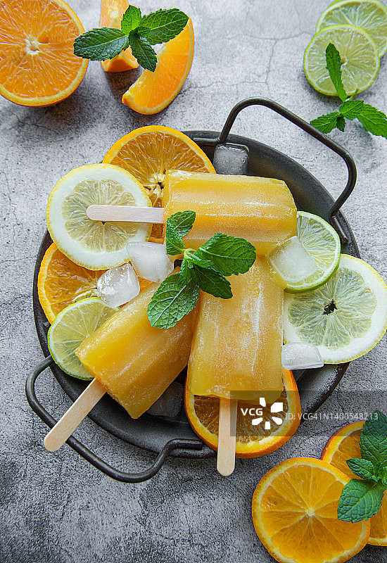 天然多汁橙冰棒。图片素材