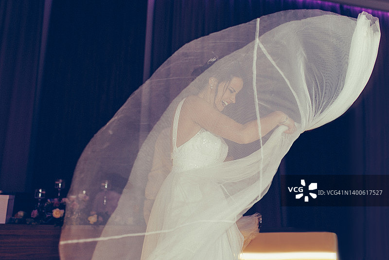 新娘在婚礼上跳舞图片素材