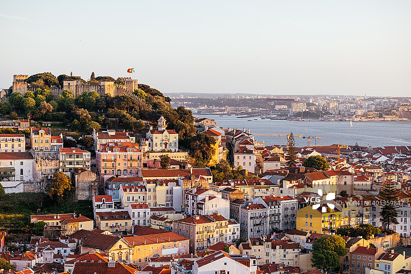 葡萄牙，日落时分的圣乔治城堡(Castelo de São Jorge)的里斯本城市景观图片素材