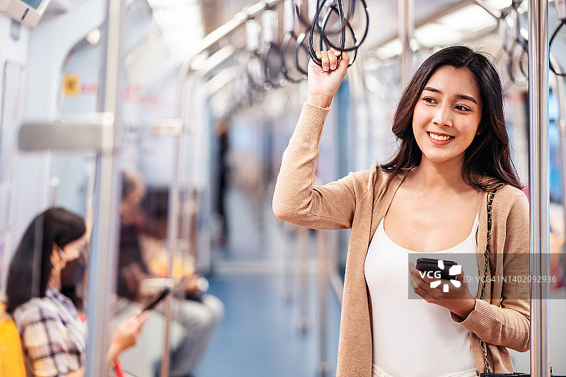 年轻女子乘地铁旅行图片素材