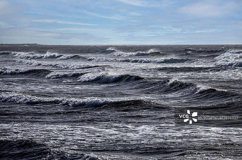 海浪和蓝天的海洋景观。图片素材