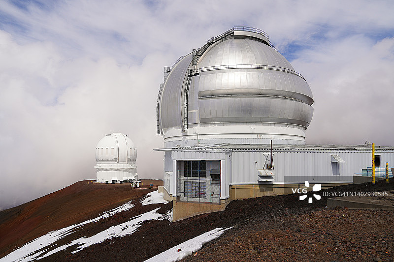 双子天文台闪亮的圆顶，位于美国夏威夷大岛的莫纳克亚火山山顶图片素材