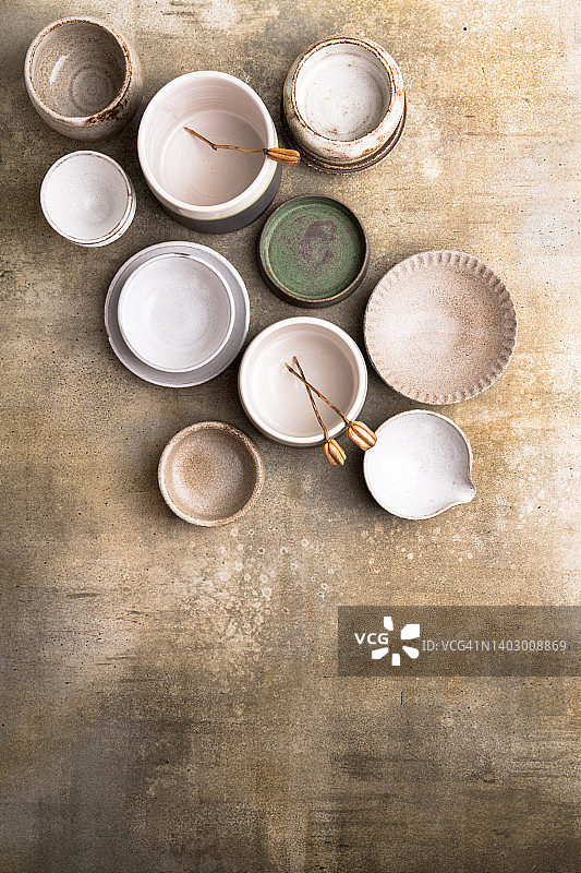 手工制作的陶瓷餐具。陶艺套装、陶艺。图片素材