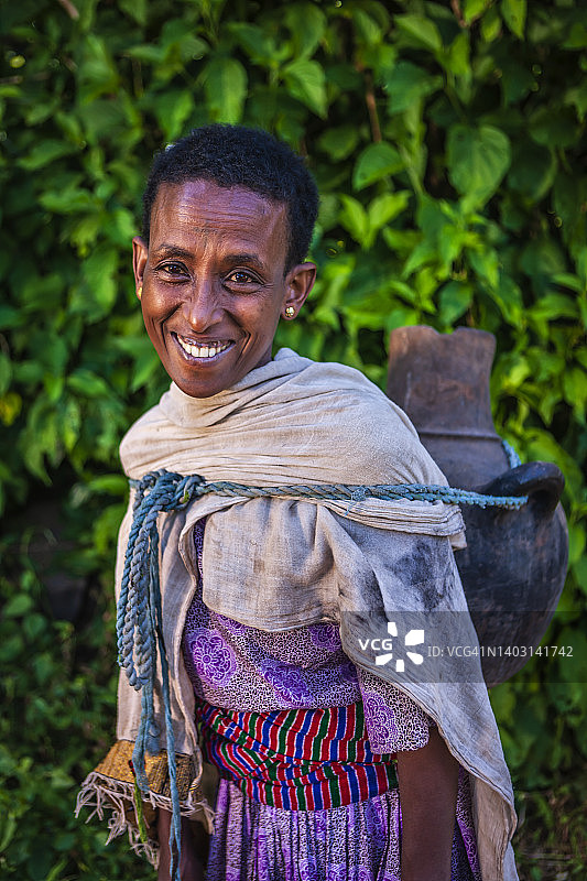 一名非洲妇女从河中提水，埃塞俄比亚，非洲图片素材