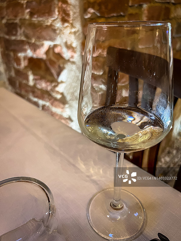 在意大利维罗纳的一个传统酒窖里品酒图片素材