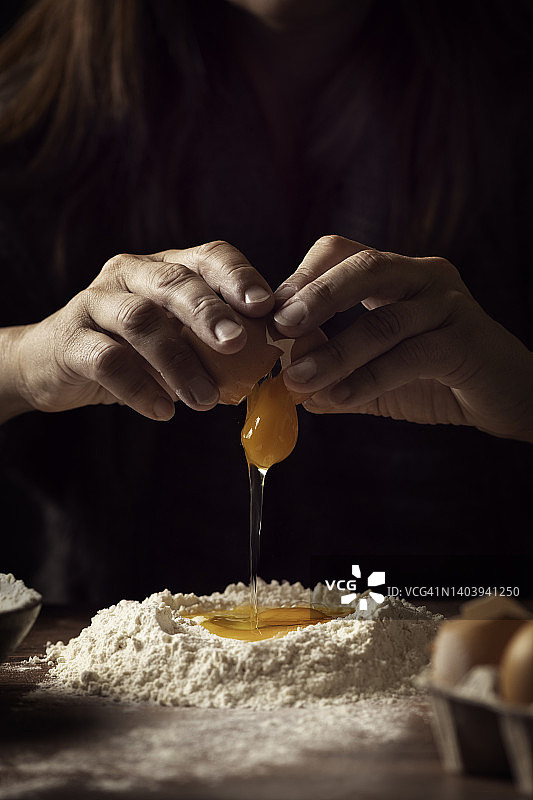 新鲜蛋黄落入面粉，手工制作面食图片素材