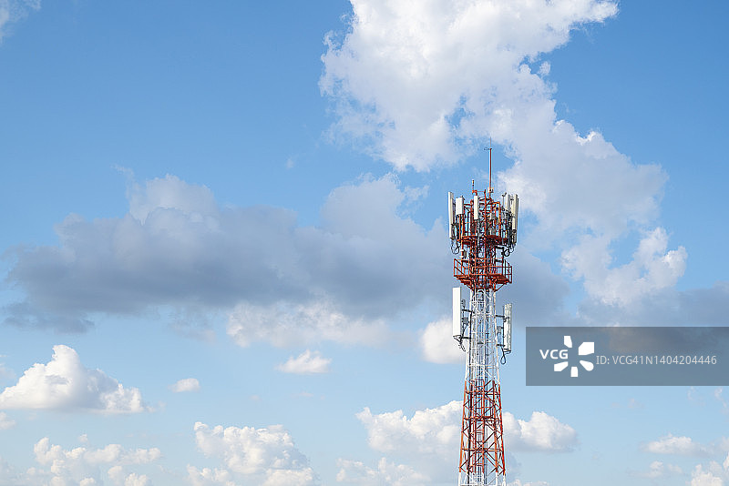 5G日落基站:用于移动电话和视频数据传输的蜂窝通信塔图片素材