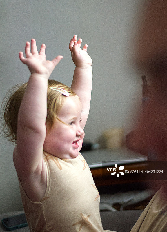 婴儿高举双臂庆祝图片素材
