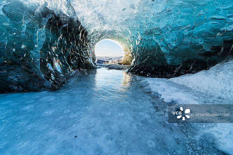 冬天的清晨，在瓦特纳冰川的一部分breidamerkurjokull冰川的冰洞上的日出图片素材